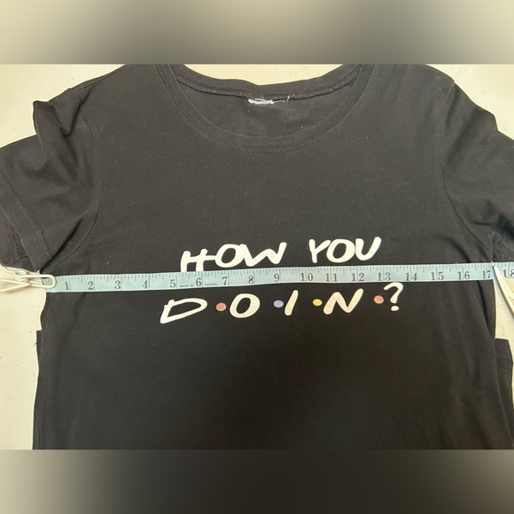 FRIENDS TV Show Series Short Sleeve “How you Doin?” Black Tee Woman’s Small - Picture 2 of 3